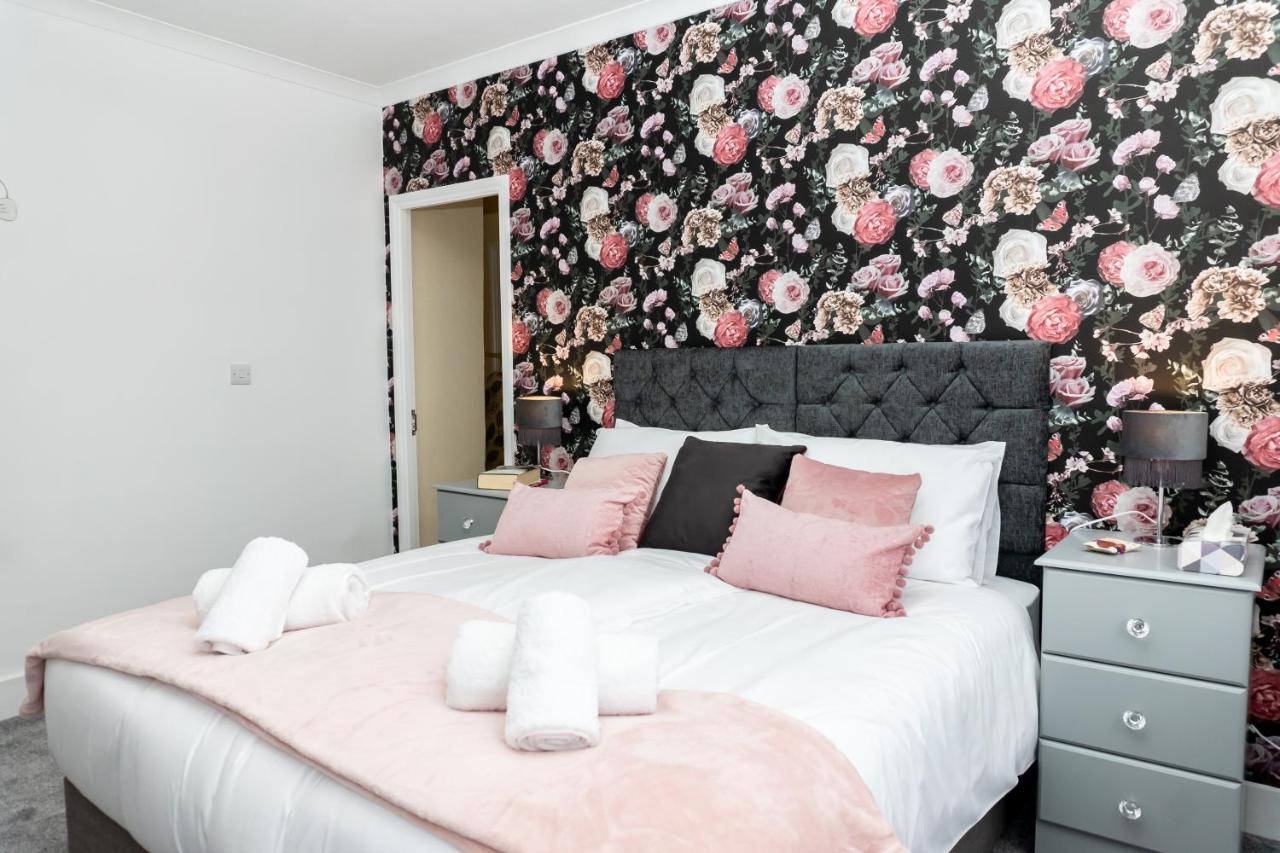 Red Cherry House Уотфорд Екстериор снимка