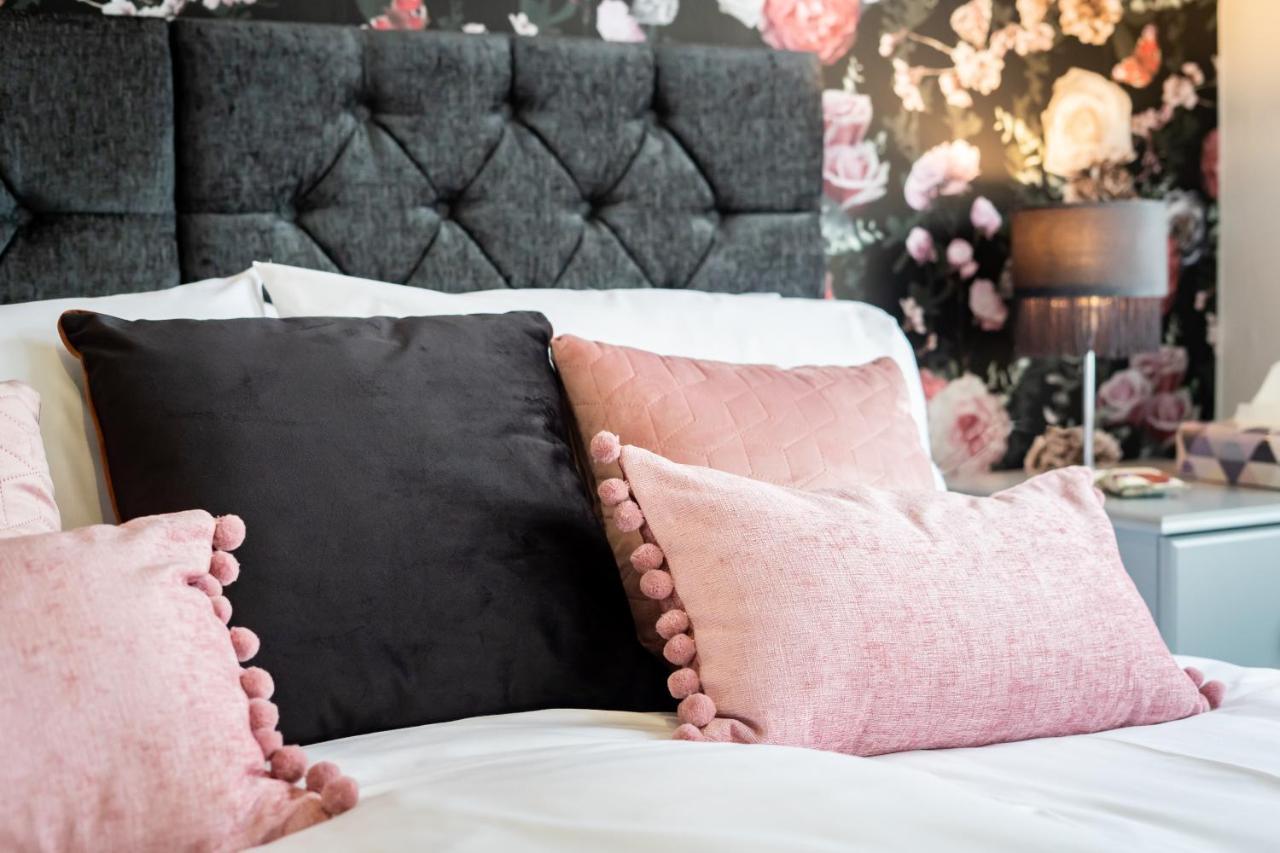 Red Cherry House Уотфорд Екстериор снимка