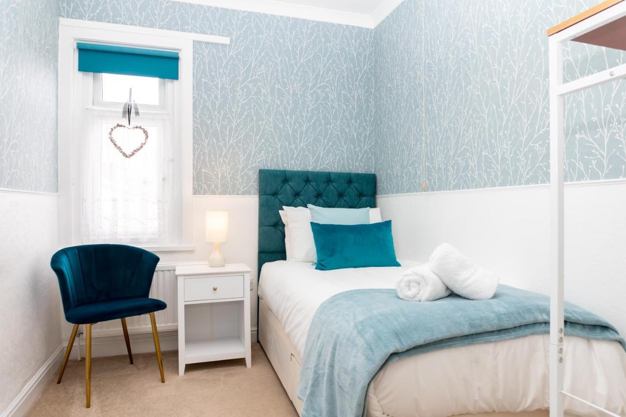 Red Cherry House Уотфорд Екстериор снимка