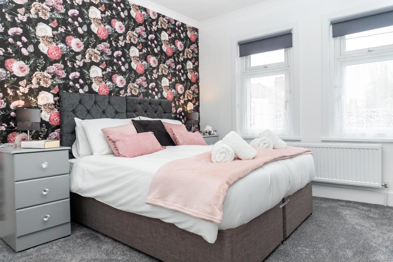 Red Cherry House Уотфорд Екстериор снимка
